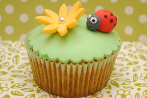 Cupcake con figura de mariquita