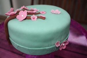 Pastel fondant con flores de almendro