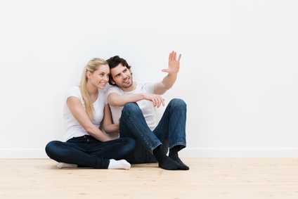 foto de una pareja pensando en su futura casa